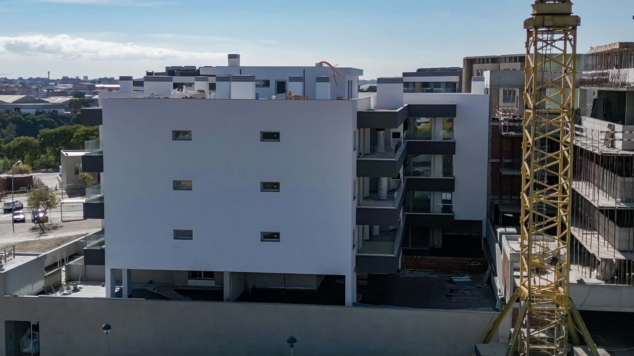 Modern 1-Bedroom Apartment in Camarate, Loures