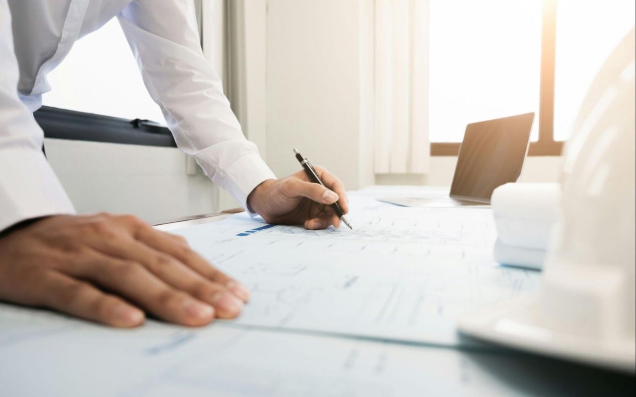 Should You Hire a Contractor or Do It Yourself?