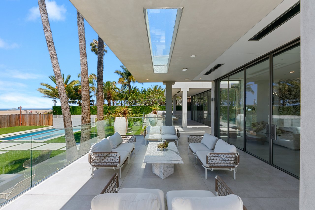 938 Palisades Beach Rd