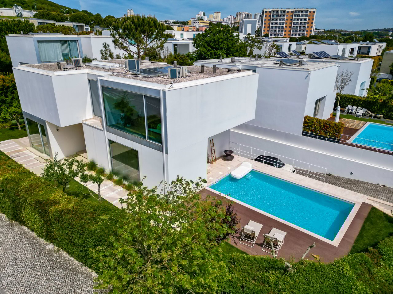 “The Green Villa” – Elegant Luxury Villa with Pool in Carnaxide, Oeiras