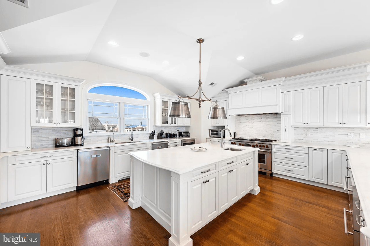 1095 Long Beach Blvd #B