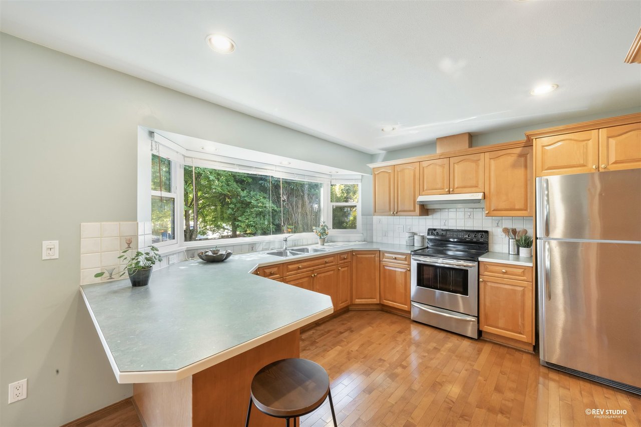3162 Bute Cres