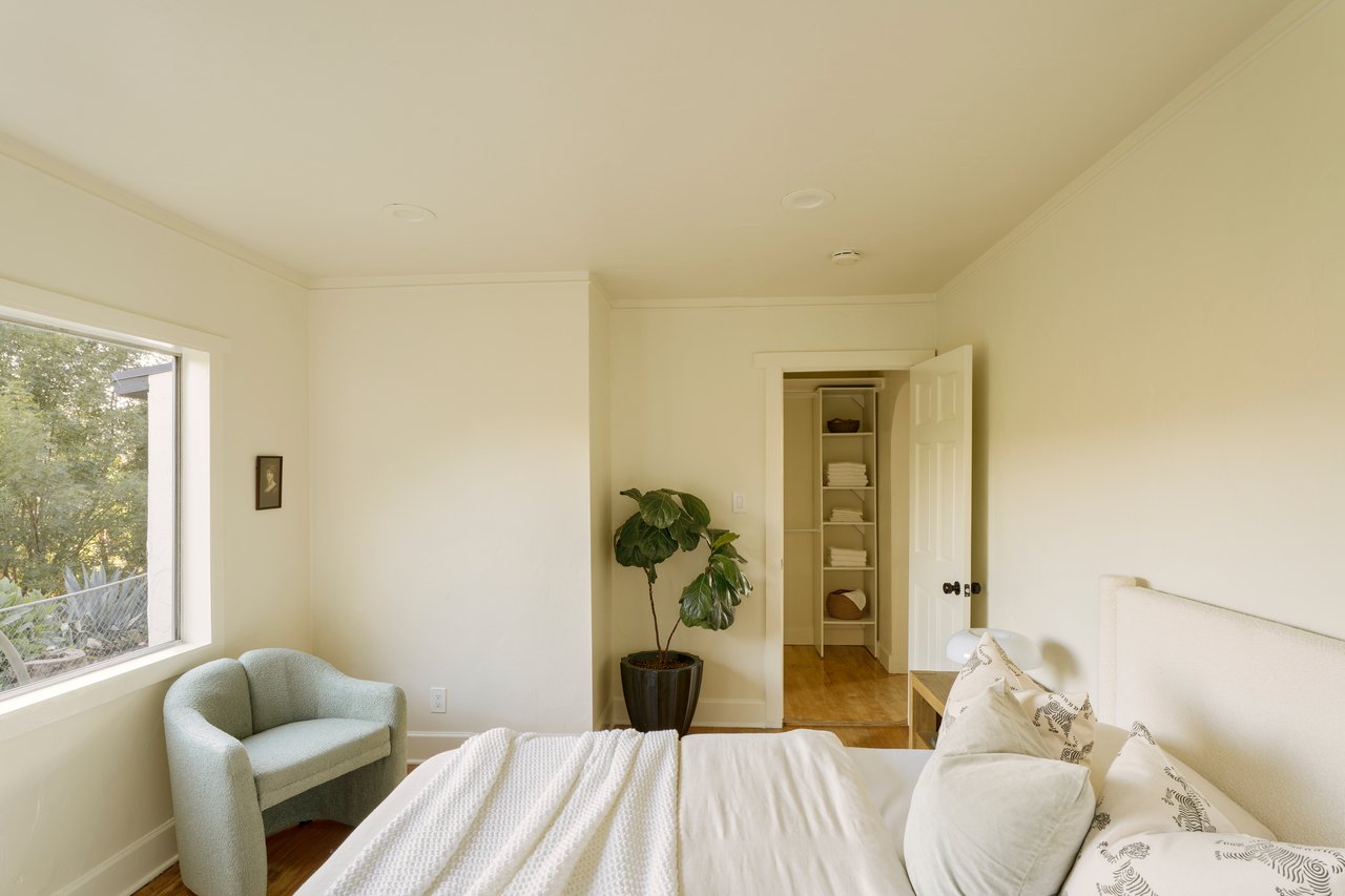 11764 Laurelcrest Drive in Studio City