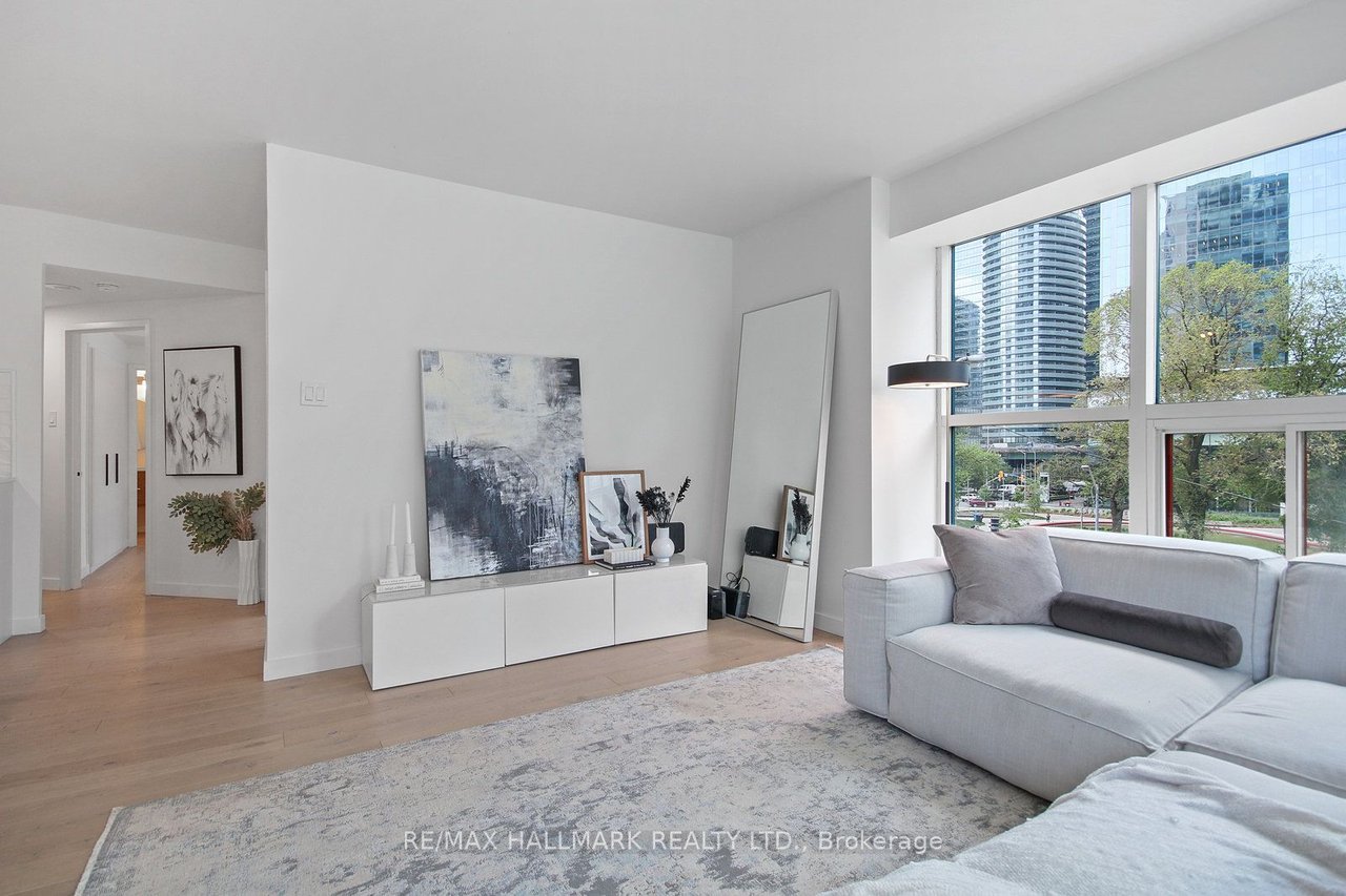 77 Harbour Sq