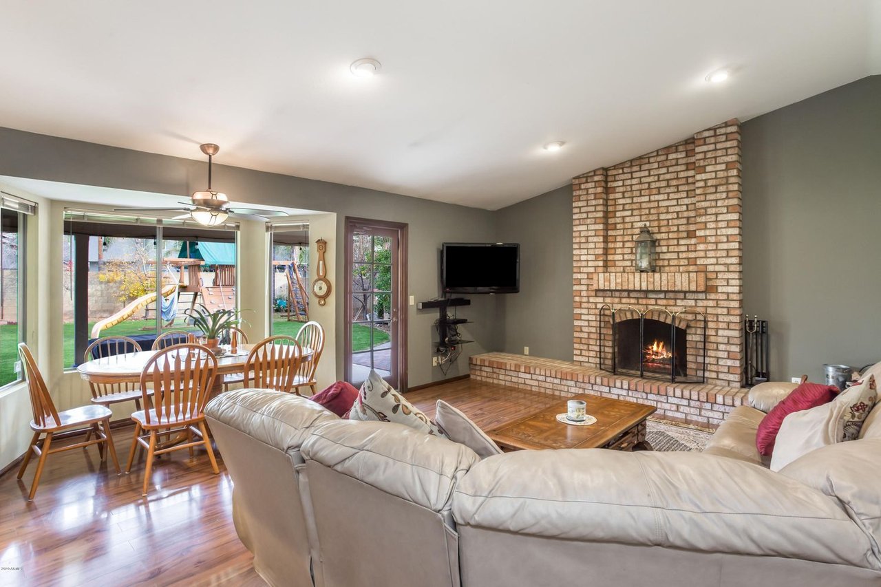 16043 N 52nd Pl