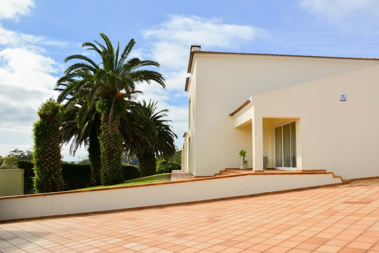 Luxury 4-Bedroom Villa with Indoor Pool – São Miguel, Azores