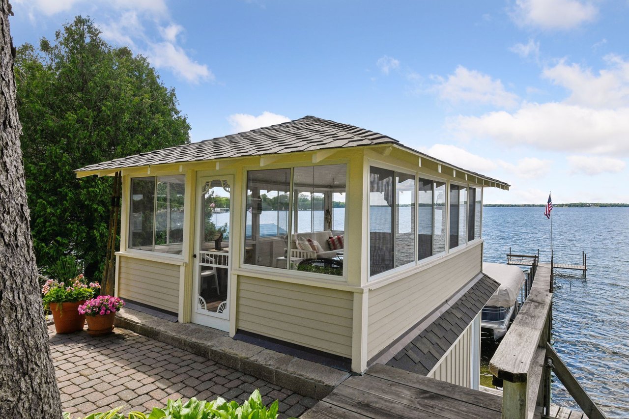 19820 Lakeview Ave, Deephaven