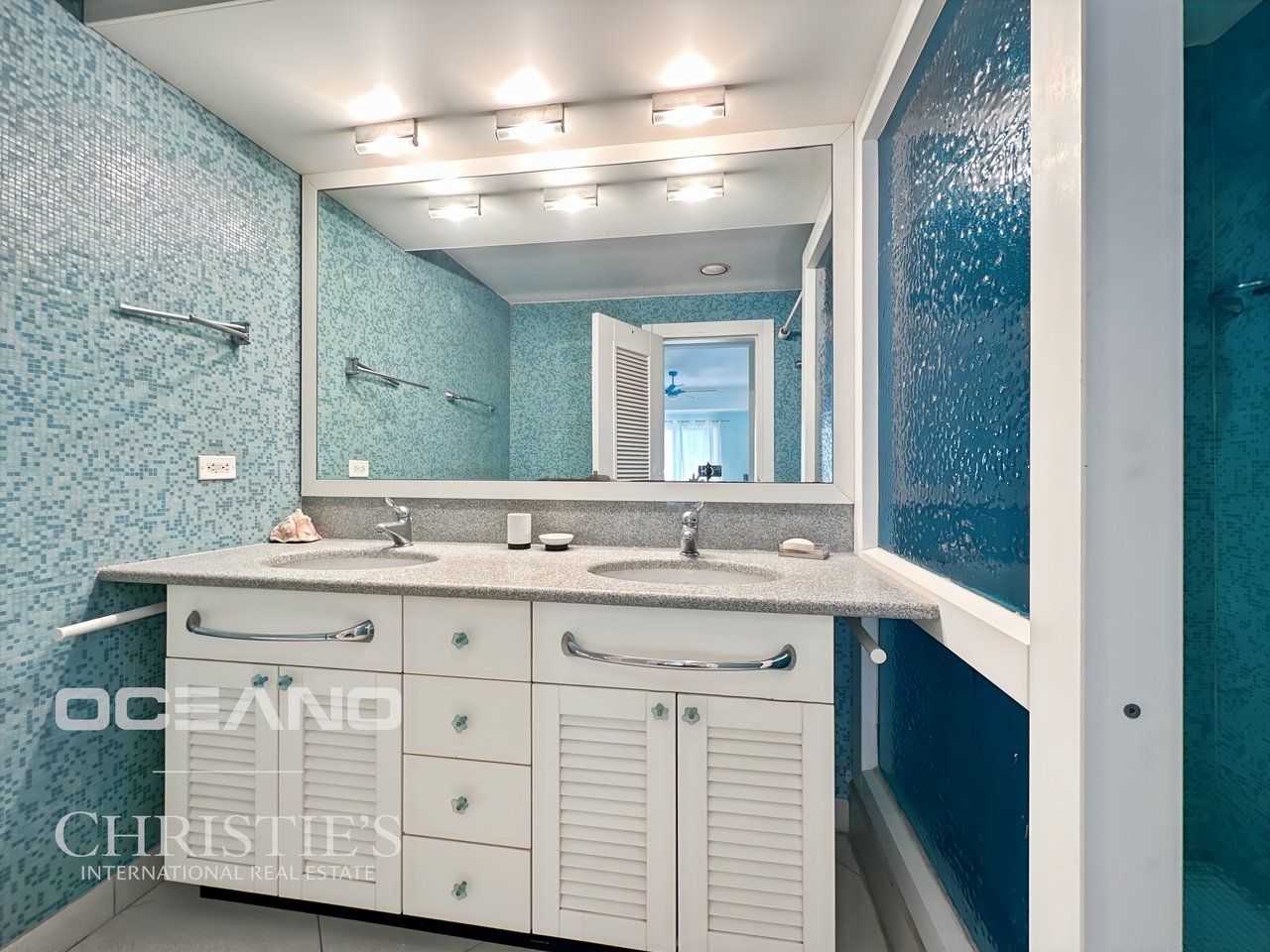 SEA VIEW - PELICAN KEY- 2BR HOME WITH THE BEACH AT YOUR FRONTSTEPS!