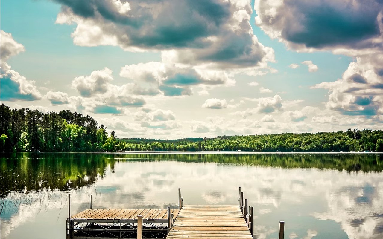 What to Look for in a Lake Home's Outdoor Living Space