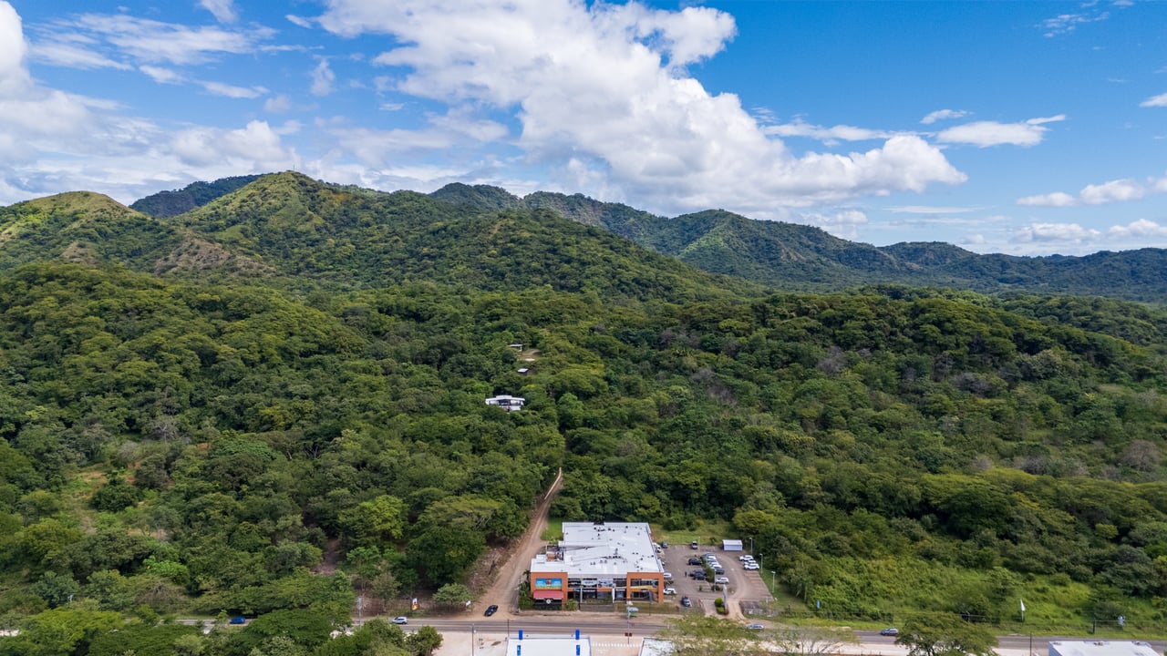 Casa Brillante & Casita Cinco Playas | Modern Home with Guest Casita, Pool & Mountain Views in Huacas