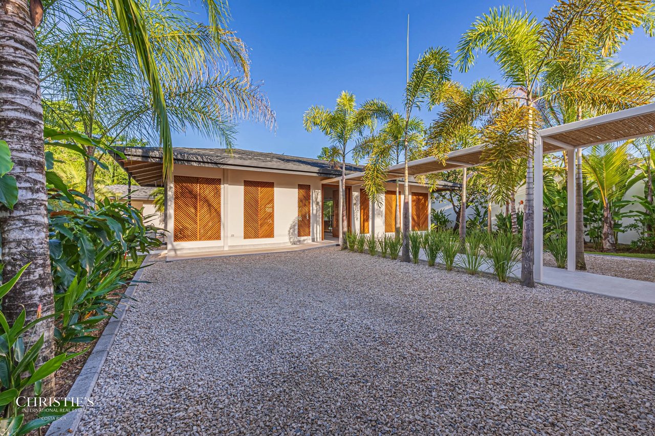 Modern Beachside Luxury Villa, Short Stroll to the Shore