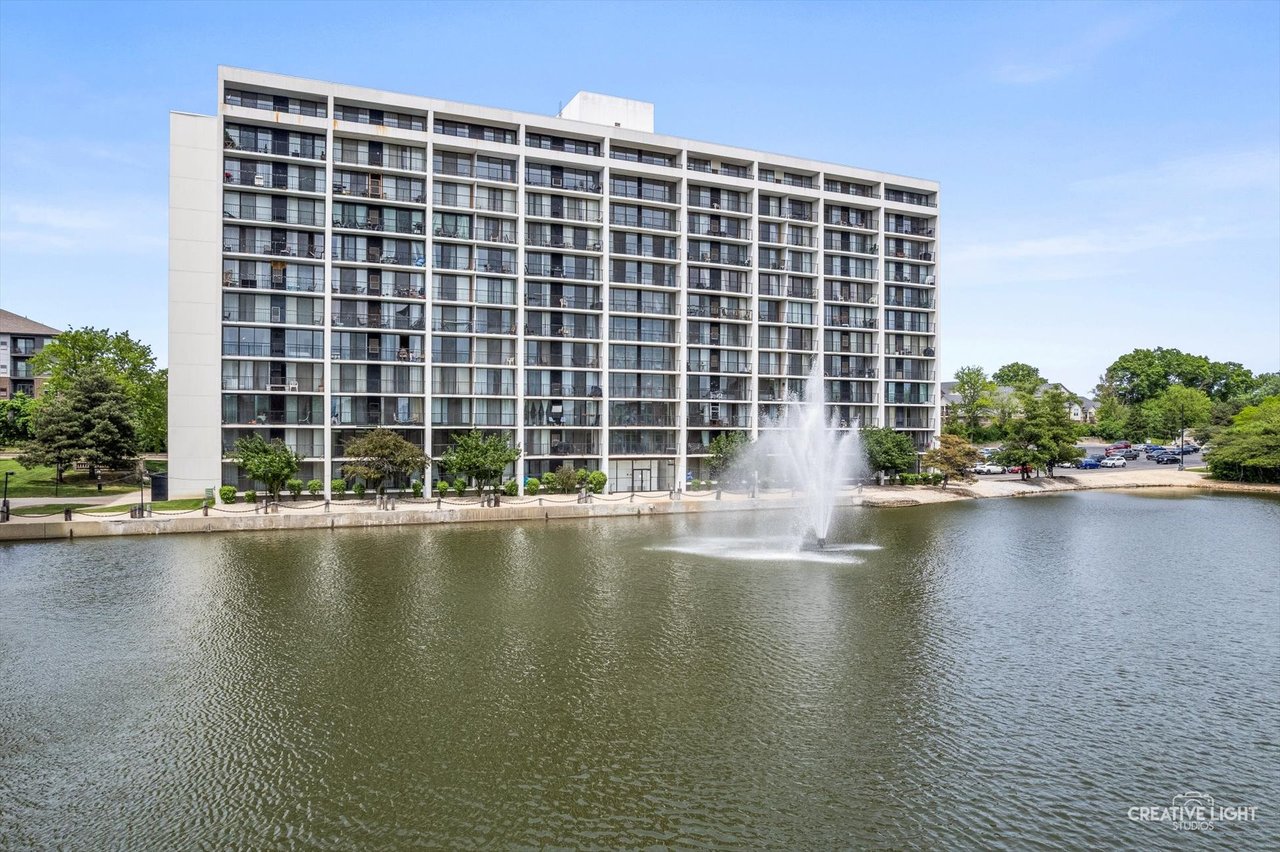 Exterior view of Cove Landing condominium building at 2015 S Finley Road Lombard IL 60148