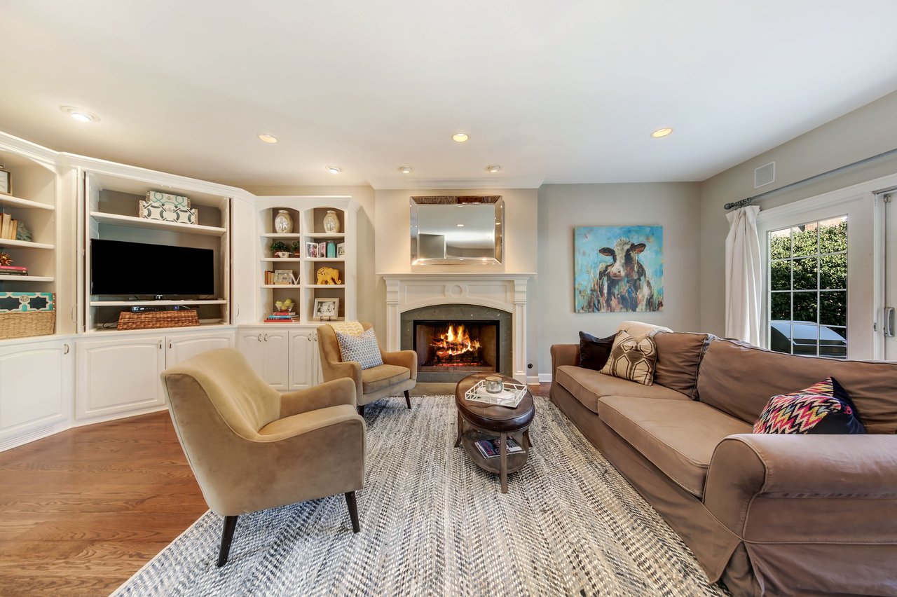 Accented with an array of modern finishes and features a sophisticated urban vibe.