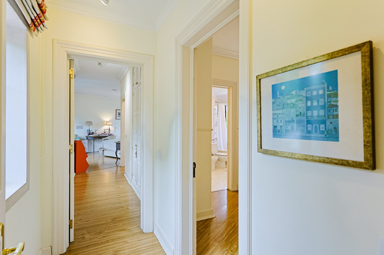 Spacious 8+2-Bedroom Villa with Pool for Rent in Cascais