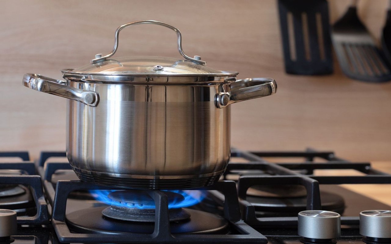 The Pros and Cons of Gas vs. Electric Ranges (And the Best Time to Buy Them)