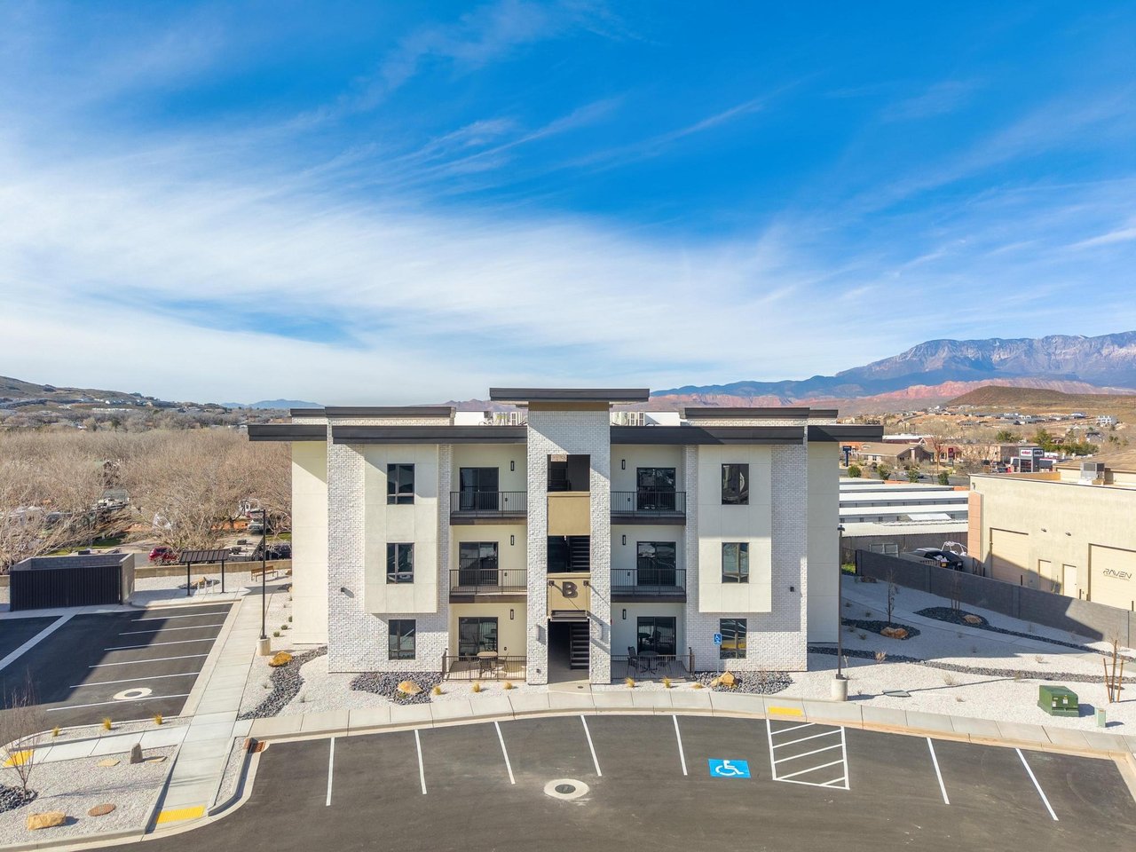 983 W State St B-304