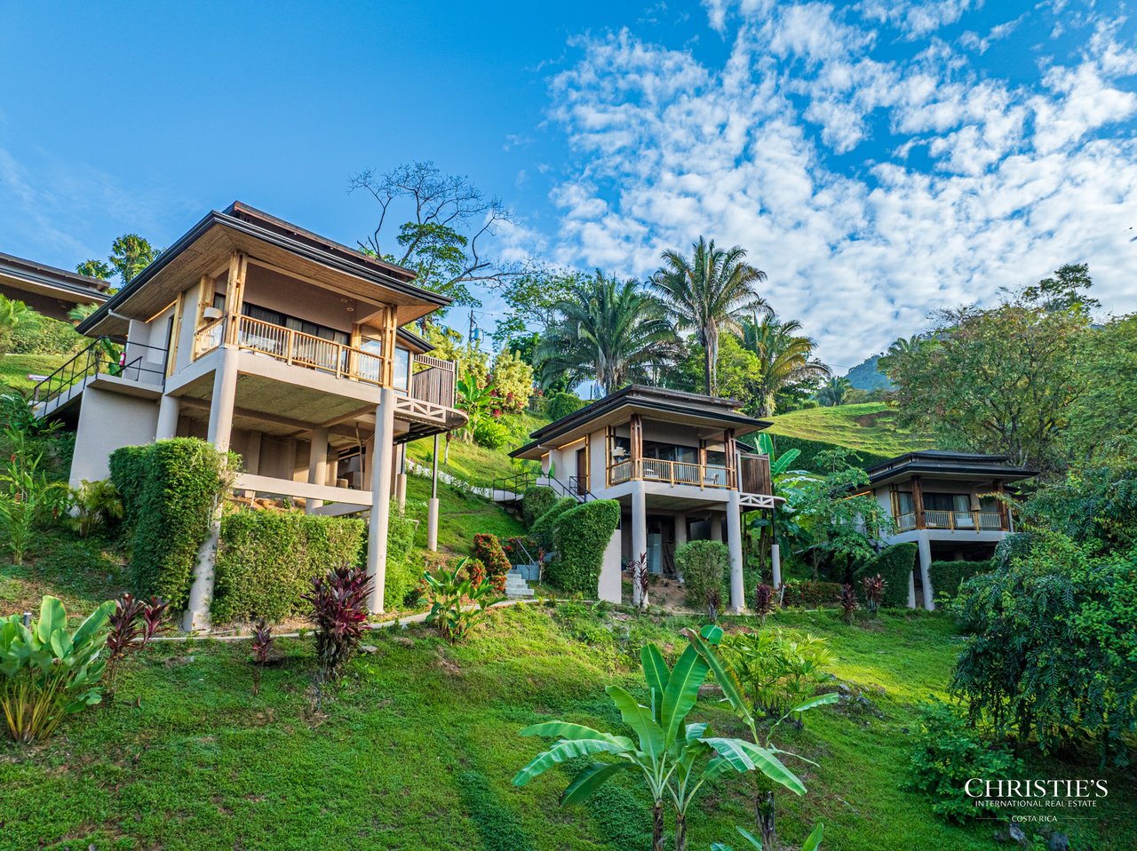 Luxury Hotel Boutique with Ocean Views | Walking distance to the beach | 13.2 Acres