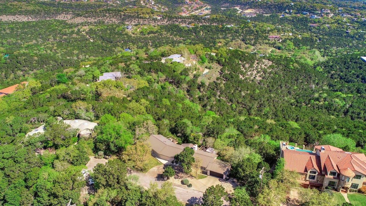 Hilltop Retreat with Panoramic Views