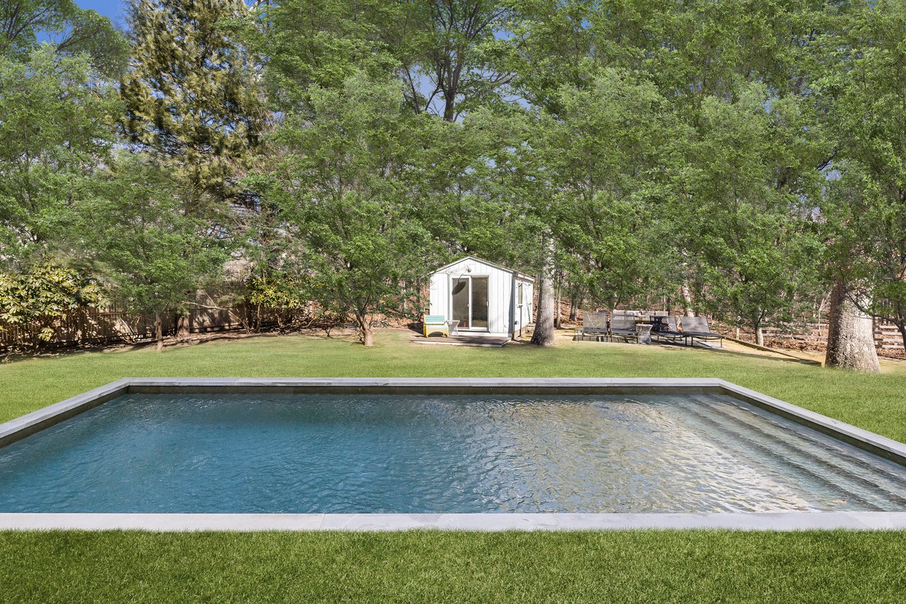  33 Robins Way, East Hampton