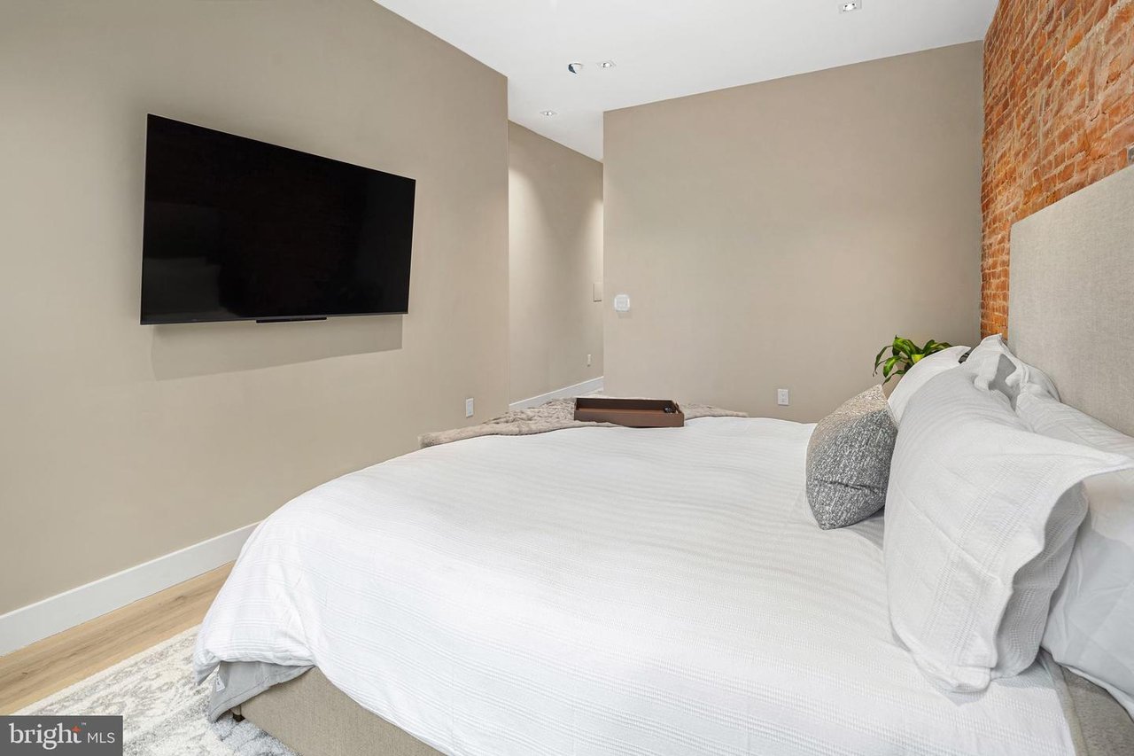 2017 Sansom St, Philadelphia, PA 19103