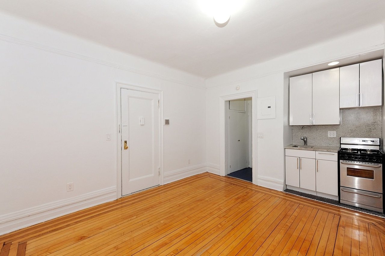 82 Washington Pl #2D