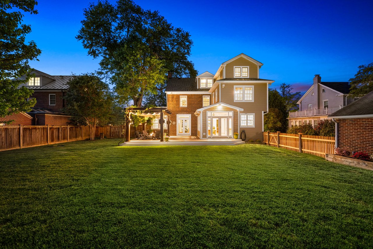22 W OAK STREET