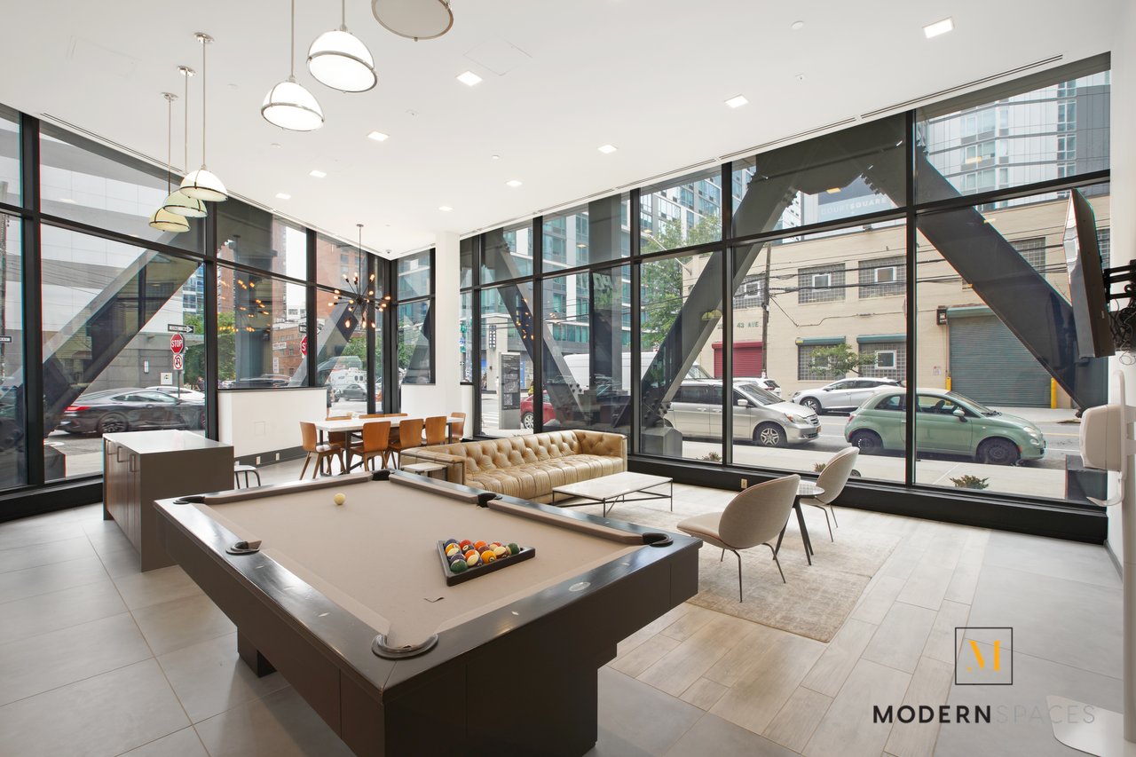 Large 1-Bed in Court Sq, LIC