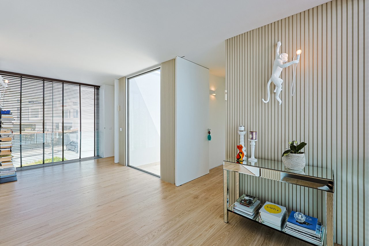 “The Green Villa” – Elegant Luxury Villa with Pool in Carnaxide, Oeiras