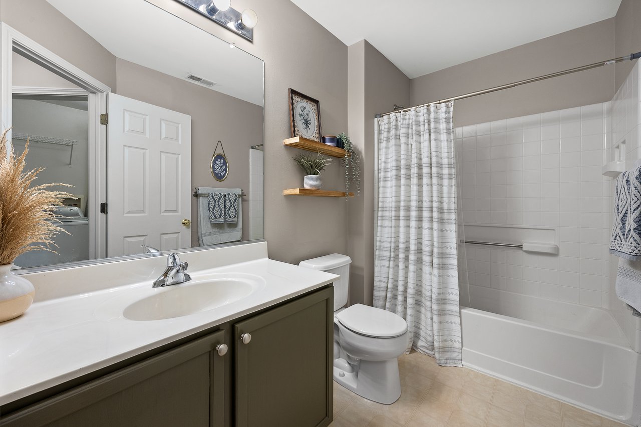 347 Gladstone Ln