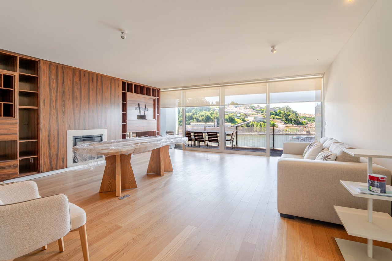 Sophisticated Three-Bedroom Apartment in Porto