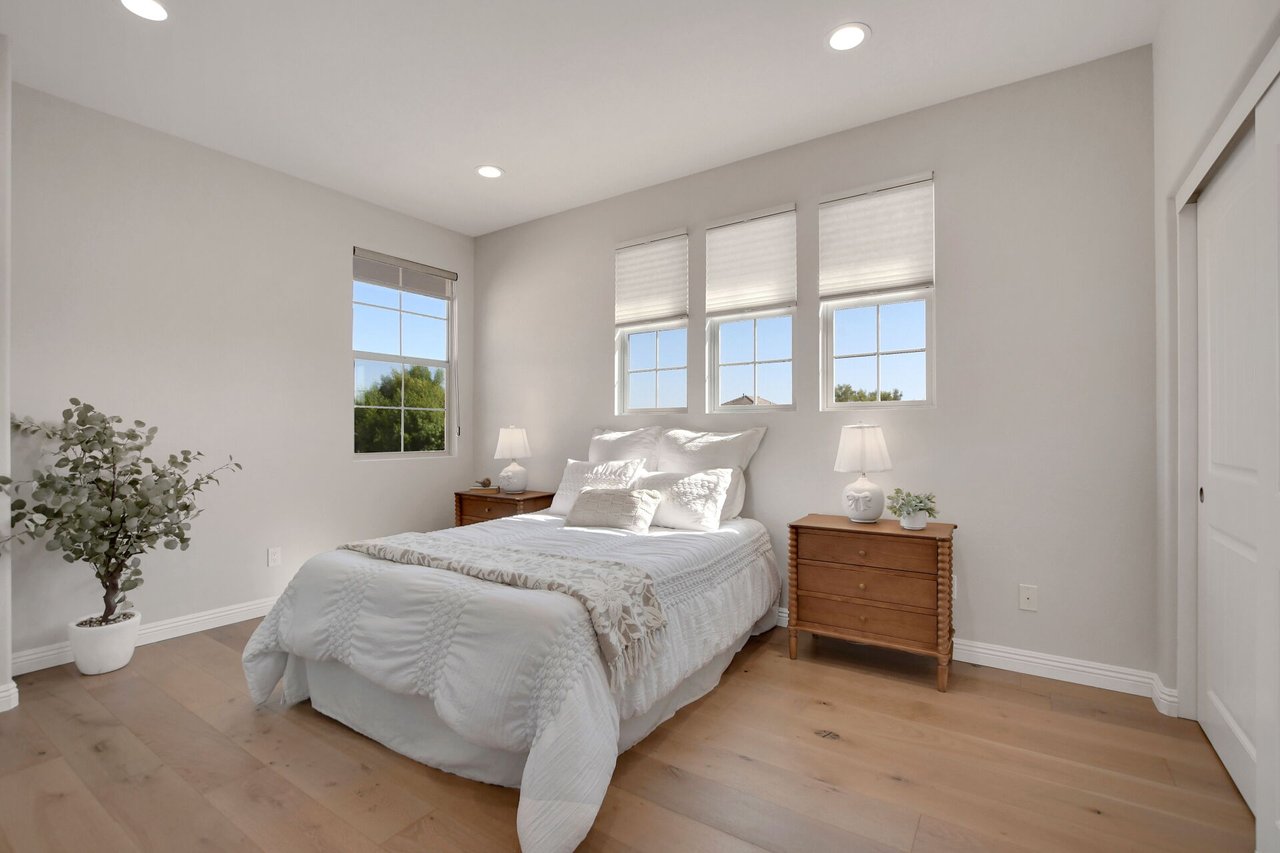 885 E Manresa