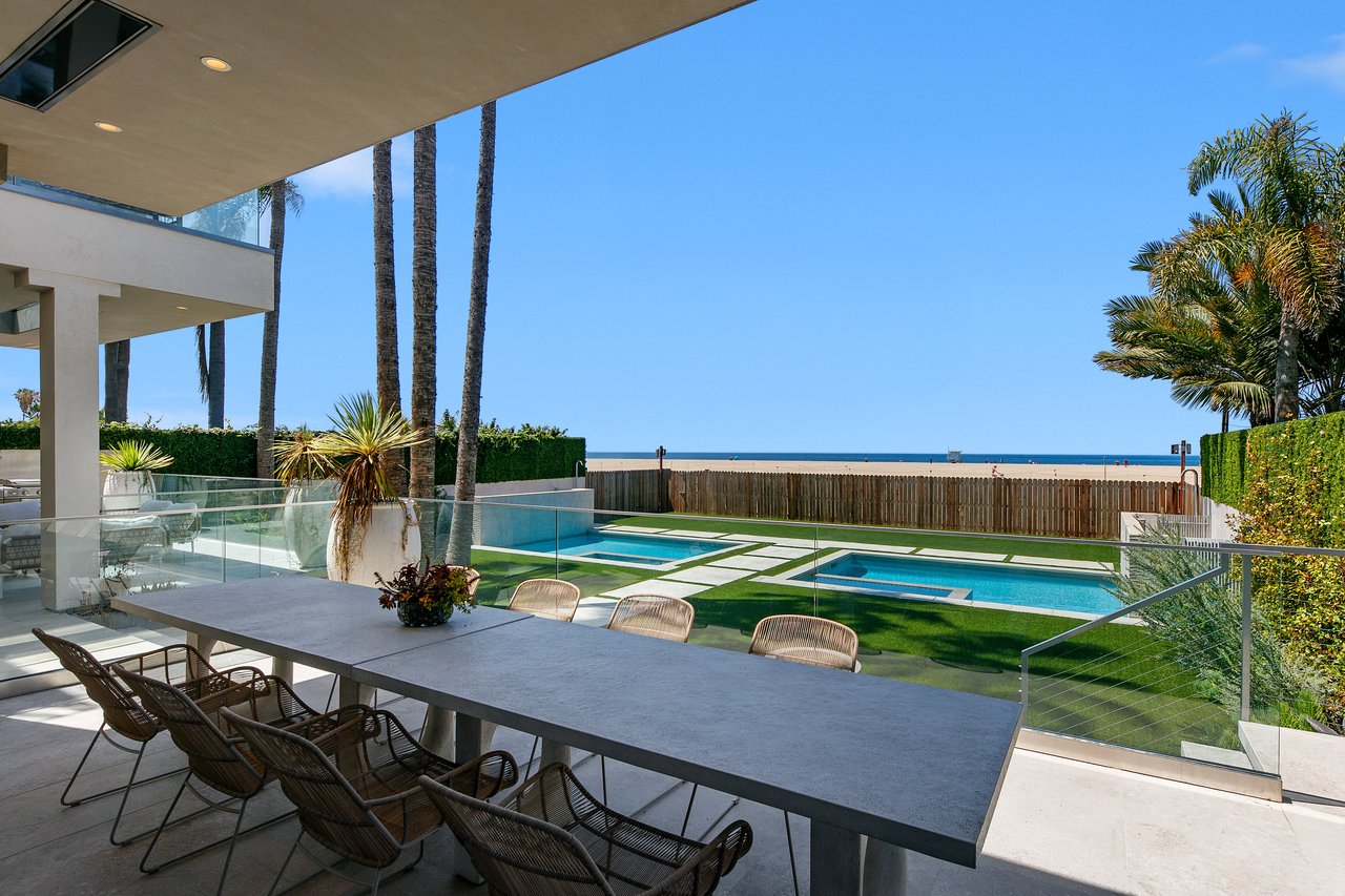 938 Palisades Beach Rd