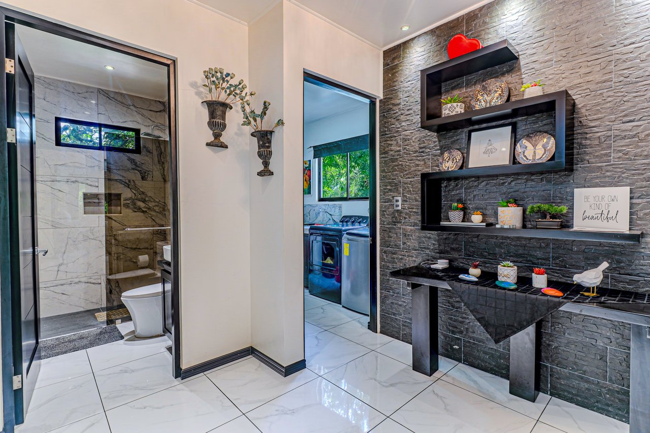 Charming 2 Bedroom Home + Studio located in heart of Uvita 