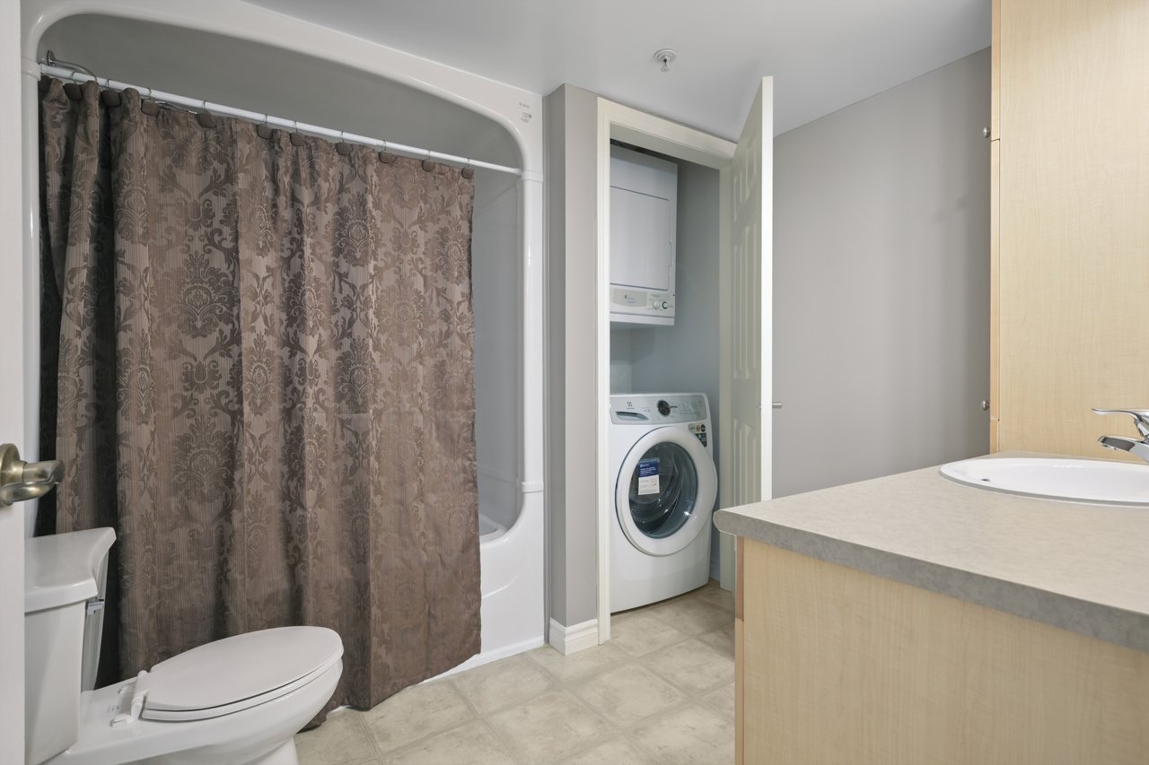 Upgraded 1 Bed+ Den Suite Overlooking Ravine