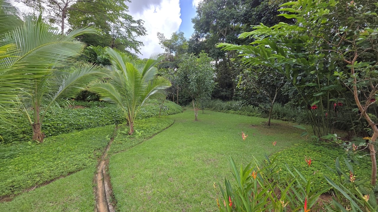 Tropical Turnkey Retreat in Gated Community