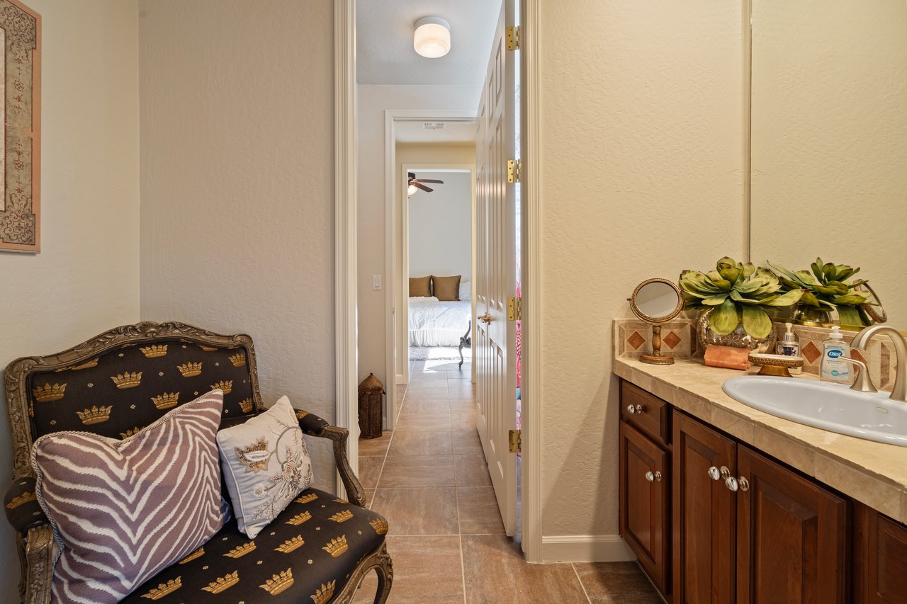 9812 E ROADRUNNER Drive