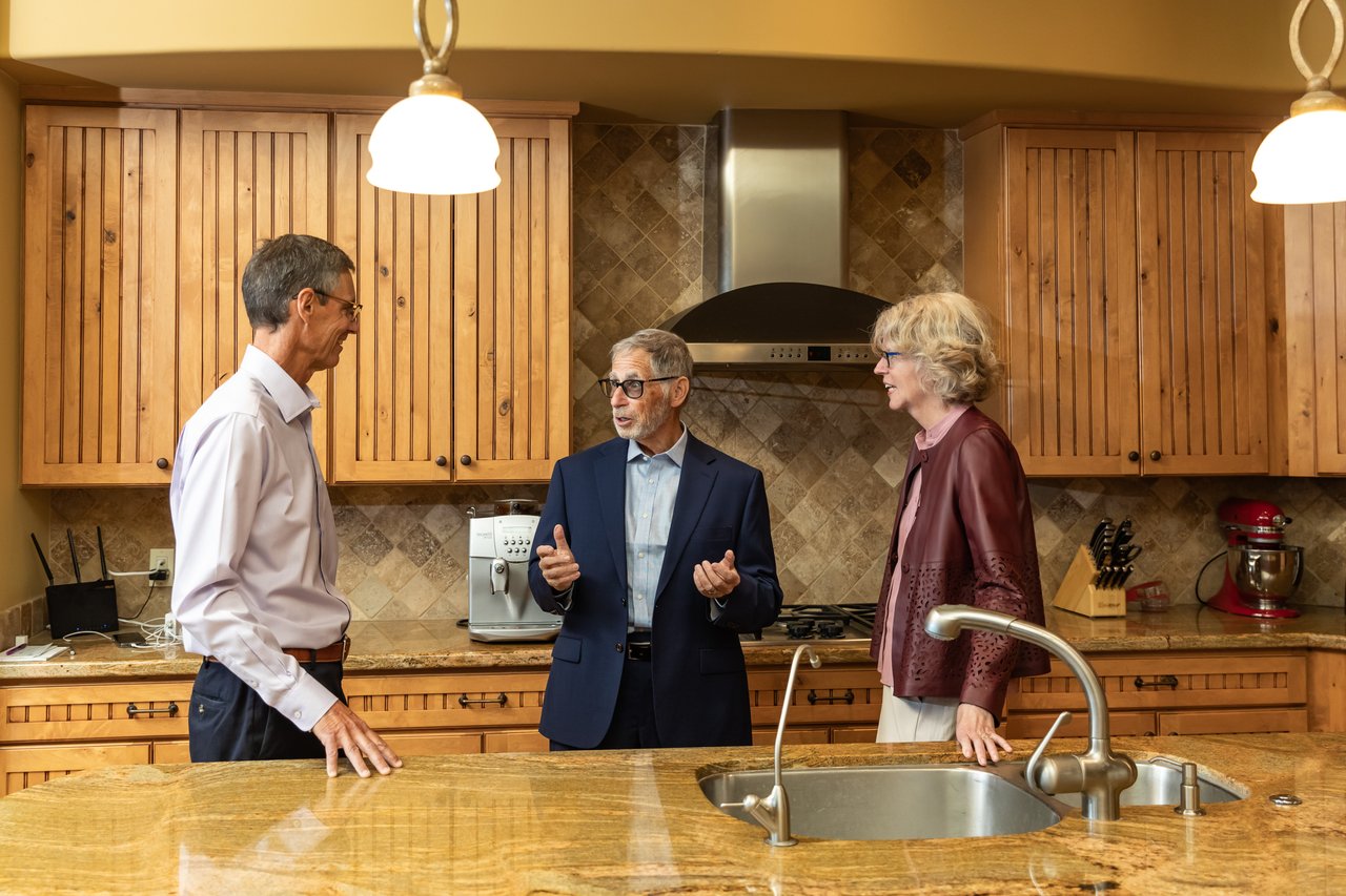 How should you price your (luxury) home for sale