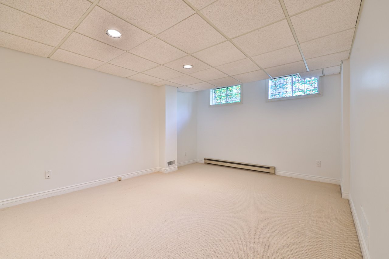 108 Whittington Place, Oakville