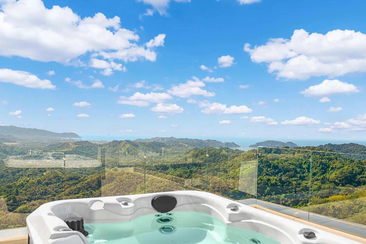 Luxury Oceanview Corner Penthouse, Jaco, Puntarenas