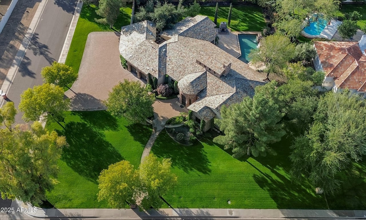 7233 E ROYAL PALM Road