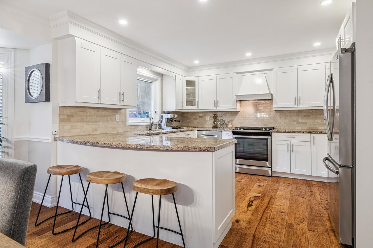 Impressive Home on Ravine Lot in Glen Abbey