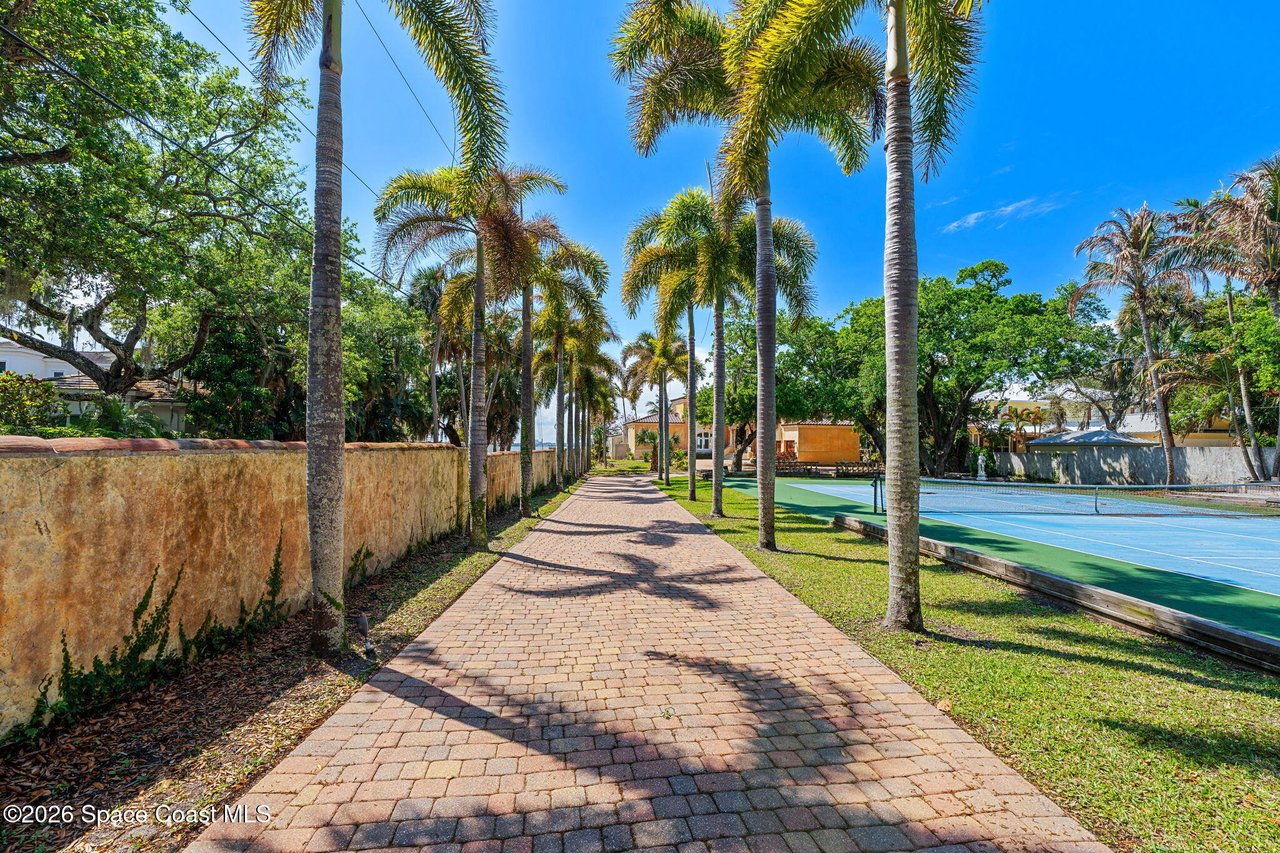 1000 N Riverside Dr