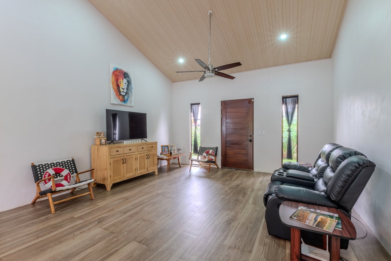 Vista de la Montaña House - Beautiful residence in the desirable Finca Los Alfaro - Quepos