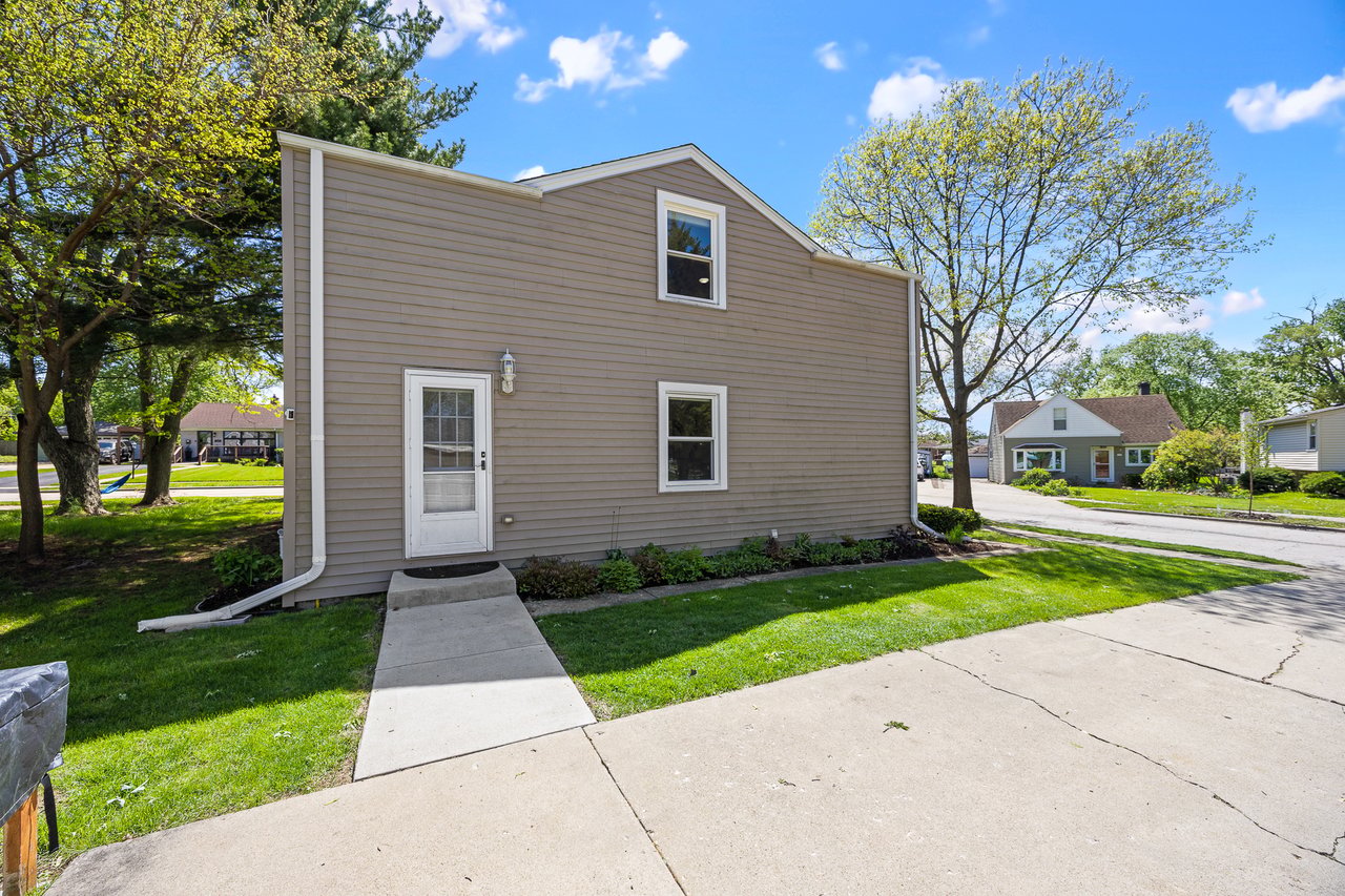 623 Green Valley Dr, Lombard
