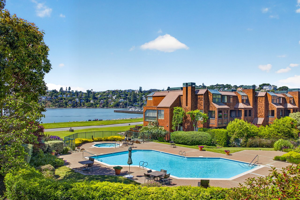 Luxurious End Unit in Point Tiburon
