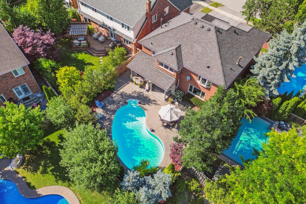 Prestigious Glen Abbey living with a backyard made for summer