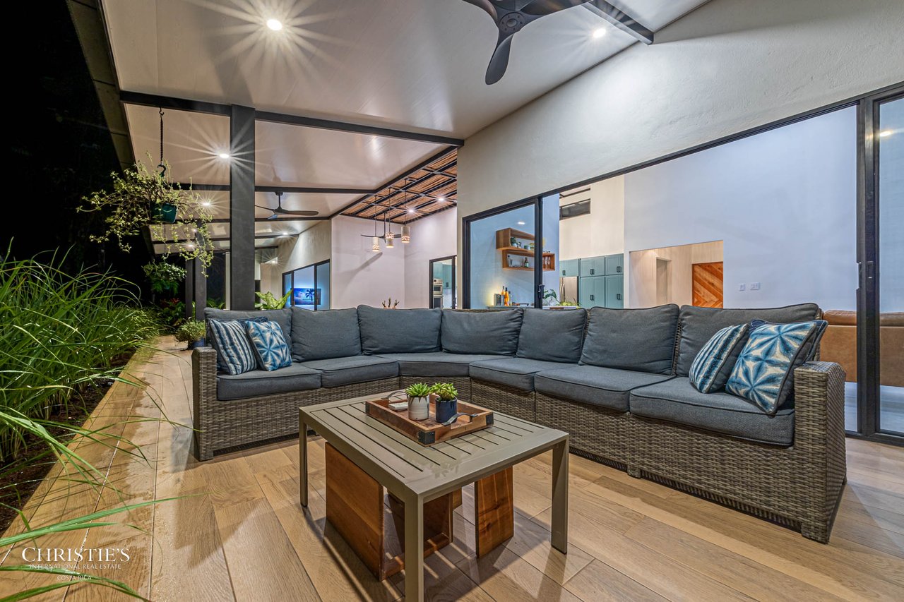 Contemporary Mountain View Villa – 10 Minutes to Playa Dominical