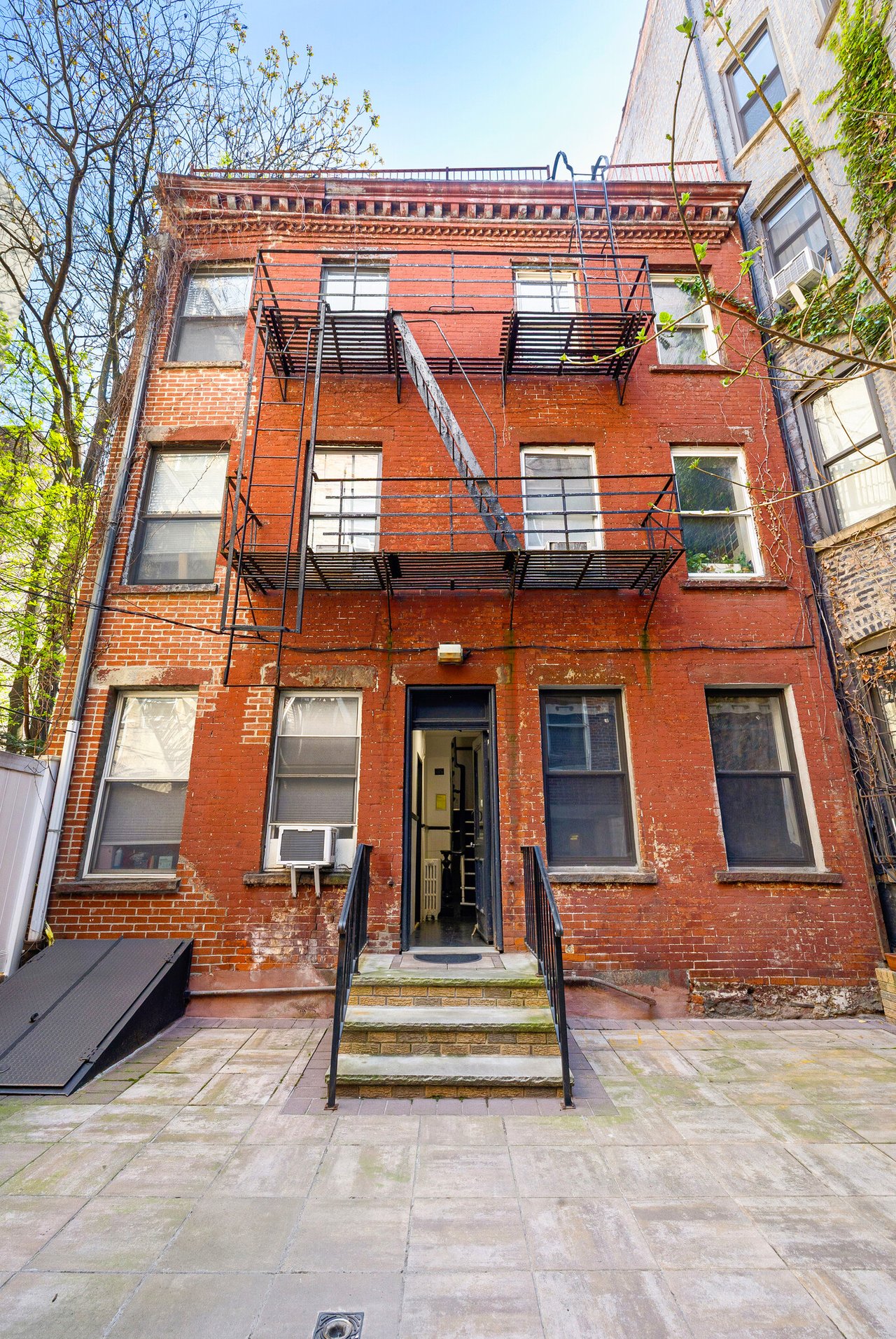 222 W 16th St - Building