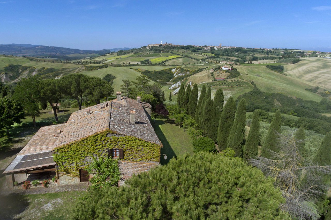 UNA FINESTRA SU PIENZA