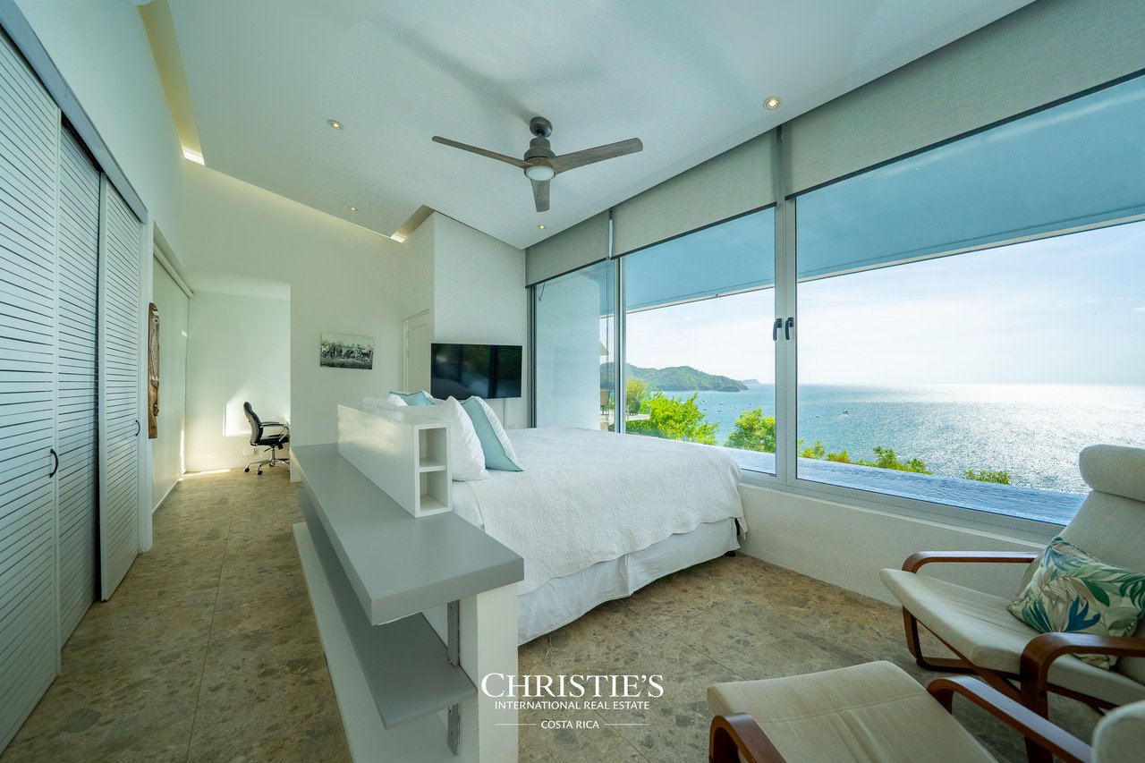 Casa Holmes: Award-Winning Glass House with Ocean Views
